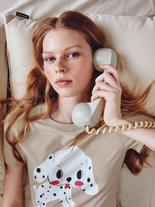 футболка с принтом из линейки  young от бренда sela вид слева