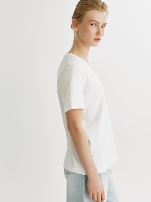 футболка с треугольным вырезом по цене 999 руб вид справа