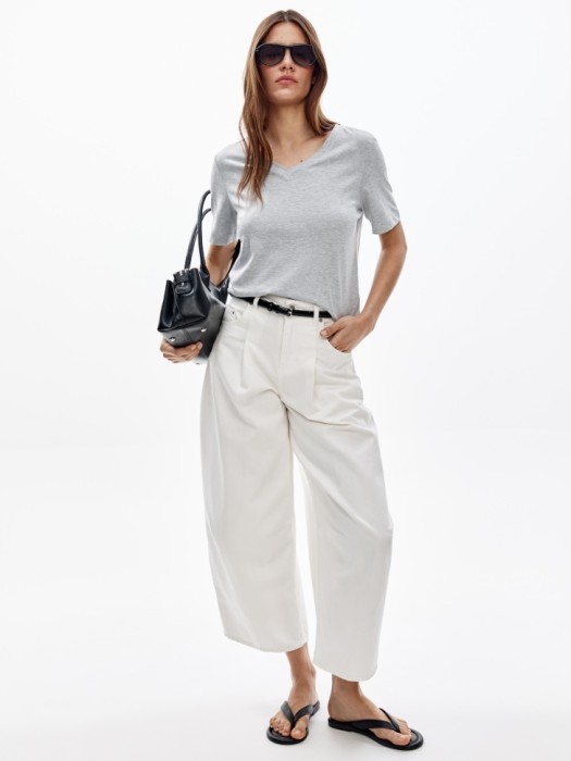 футболка с треугольным вырезом от бренда sela вид слева