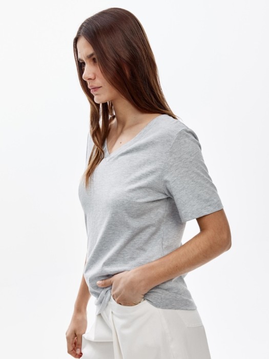 футболка с треугольным вырезом по цене 999 руб вид справа