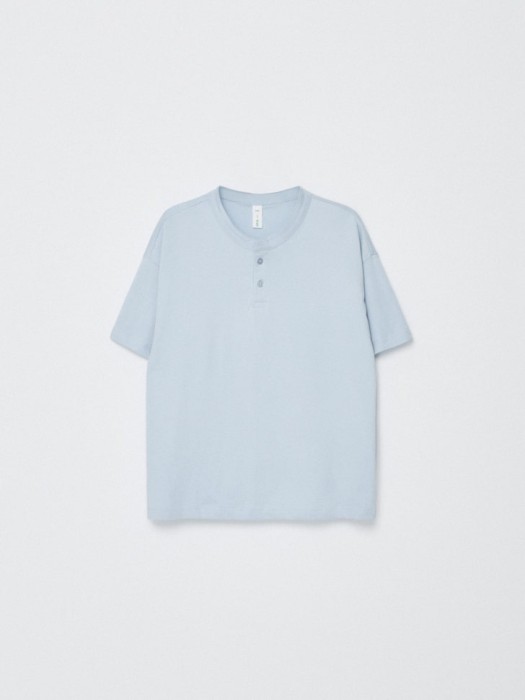 футболка с воротником-стойкой для мальчиков по цене 699 руб вид справа