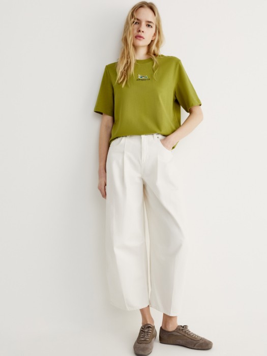 футболка с вышивкой от бренда sela вид слева