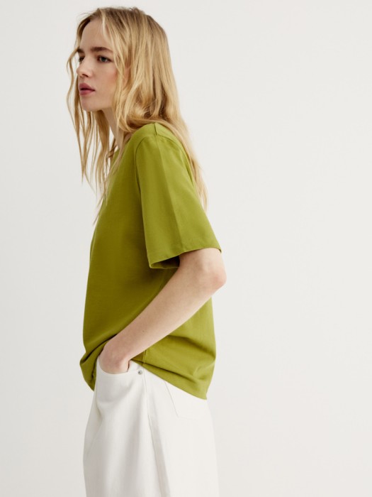 футболка с вышивкой из россии вид сбоку