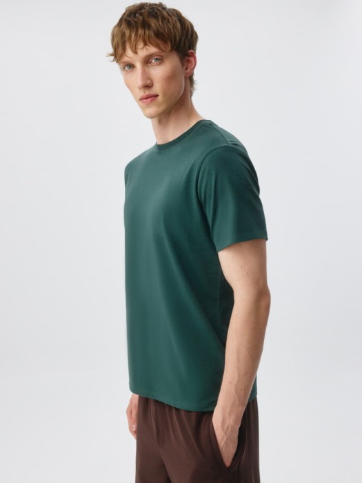 футболка slim fit базовая из россии вид сбоку