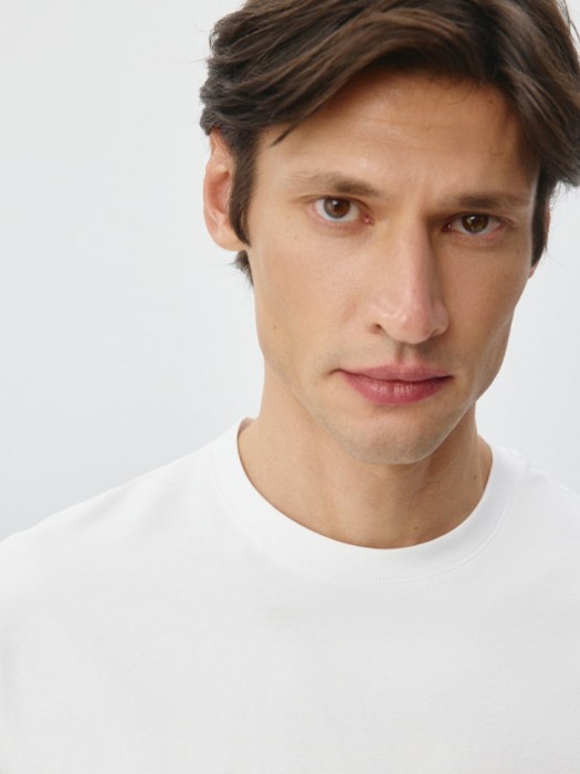 футболка slim fit базовая от бренда sela вид слева