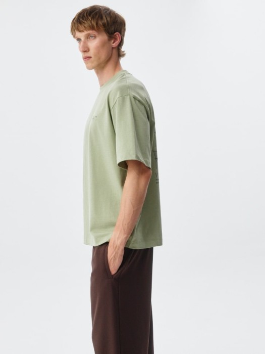 футболка свободного кроя с принтом по цене 999 руб вид справа