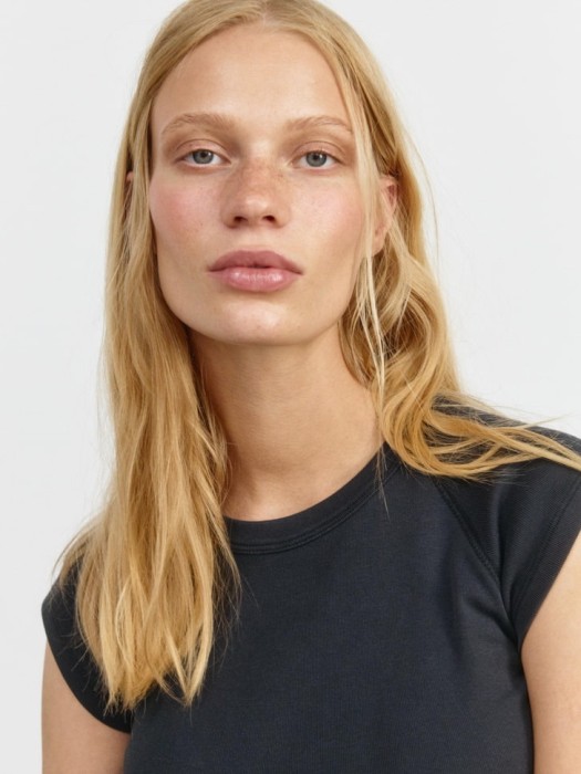 футболка-топ с укороченным рукавом из линейки  young из россии вид сбоку