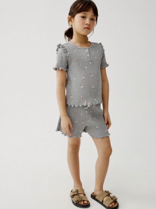 футболка в рубчик с принтом для девочек от бренда sela вид слева