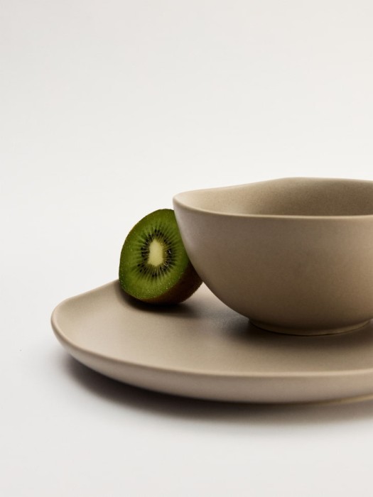 глубокая тарелка из керамики от бренда sela вид слева