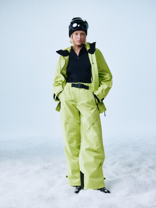 горнолыжная куртка из технологичной мембраны с лямками от бренда sela вид слева