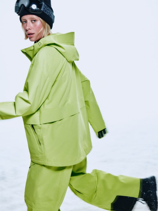 горнолыжная куртка из технологичной мембраны с лямками по цене 15999 руб вид справа