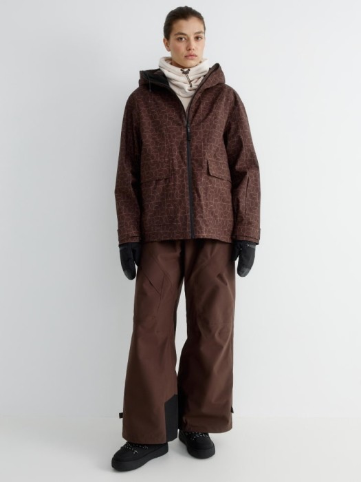 горнолыжная куртка из технологичной мембраны с лямками из россии вид сбоку