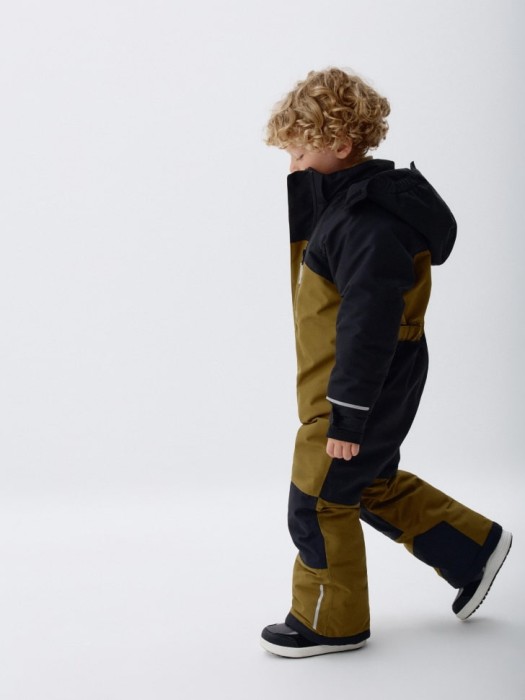 горнолыжный комбинезон из технологичной мембранной ткани drytex® для мальчиков от бренда sela вид слева