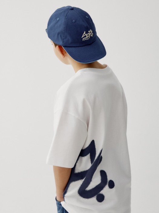 хлопковая бейсболка с вышивкой для мальчиков от бренда sela вид слева