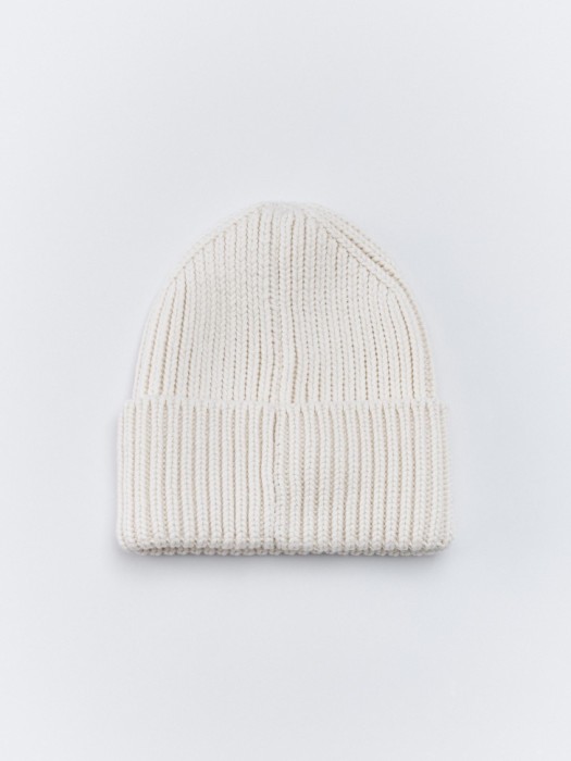 хлопковая шапка-бини крупной вязки от бренда sela вид слева