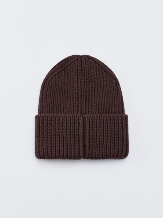 хлопковая шапка-бини крупной вязки от бренда sela вид слева