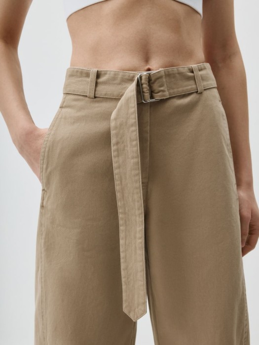 хлопковые брюки slouchy с поясом на талии из хлопка спереди