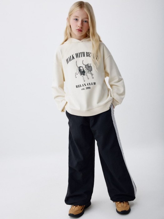 худи оверсайз с принтом для девочек от бренда sela вид слева