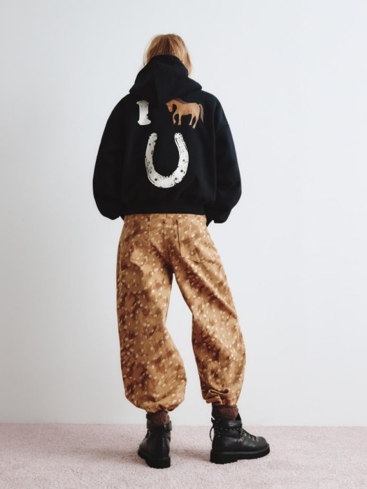 худи оверсайз с принтом из линейки  young от бренда sela вид слева