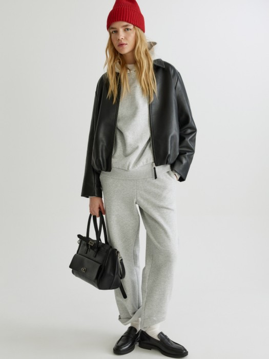 худи с небольшой вышивкой от бренда sela вид слева