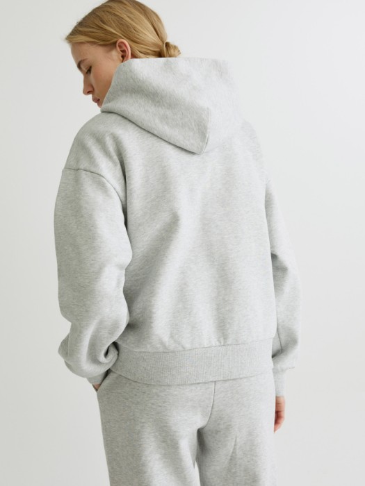 худи с небольшой вышивкой по цене 3299 руб вид справа