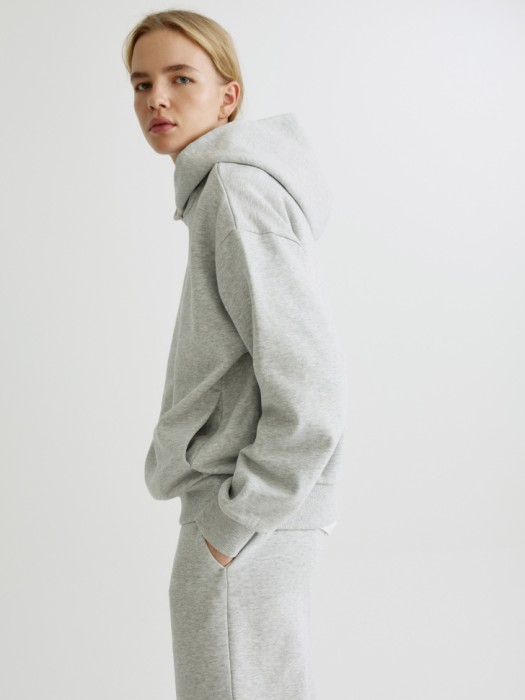 худи с небольшой вышивкой из россии вид сбоку