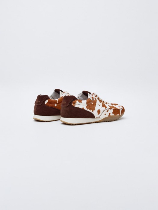 кеды из меха пони и замши по цене 3999 руб вид справа