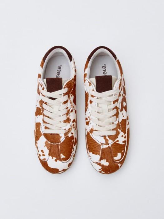 кеды из меха пони и замши из кожи спереди