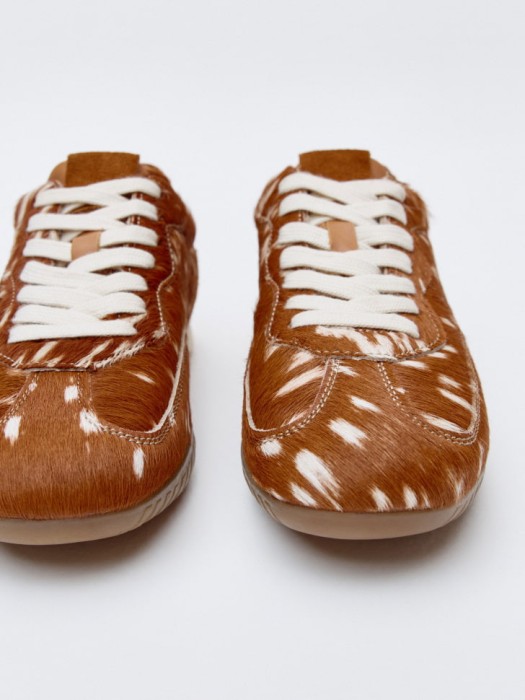 кеды из меха пони и замши от бренда sela вид слева