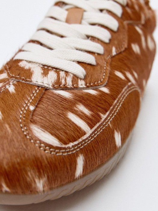 кеды из меха пони и замши по цене 3999 руб вид справа