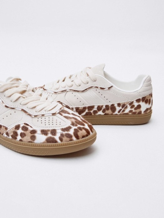 Товар коричневого цвета с внутренней стороны