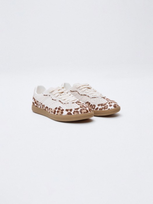 кеды из натуральной замши и меха пони из кожи спереди