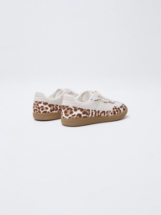 кеды из натуральной замши и меха пони универсального стиля с лицевой стороны