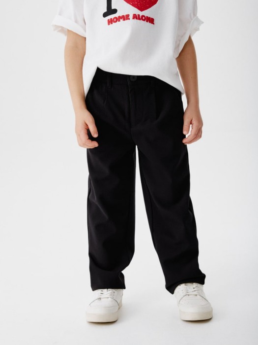 классические брюки для мальчиков от бренда sela вид слева