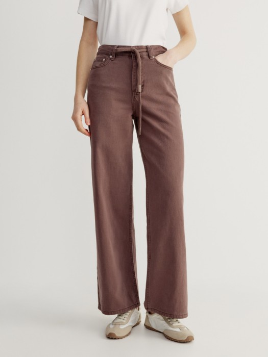 классические прямые джинсы с кулиской от бренда sela вид слева