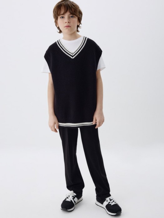 классические зауженные брюки для мальчиков от бренда sela вид слева