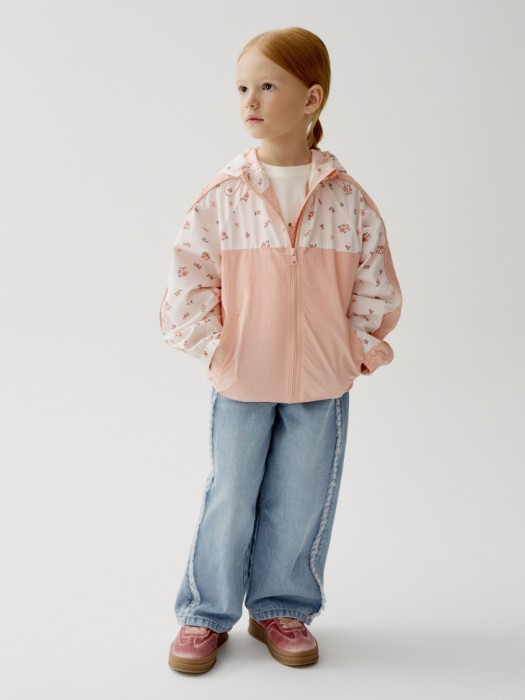 комбинированная ветровка с капюшоном для девочек от бренда sela вид слева