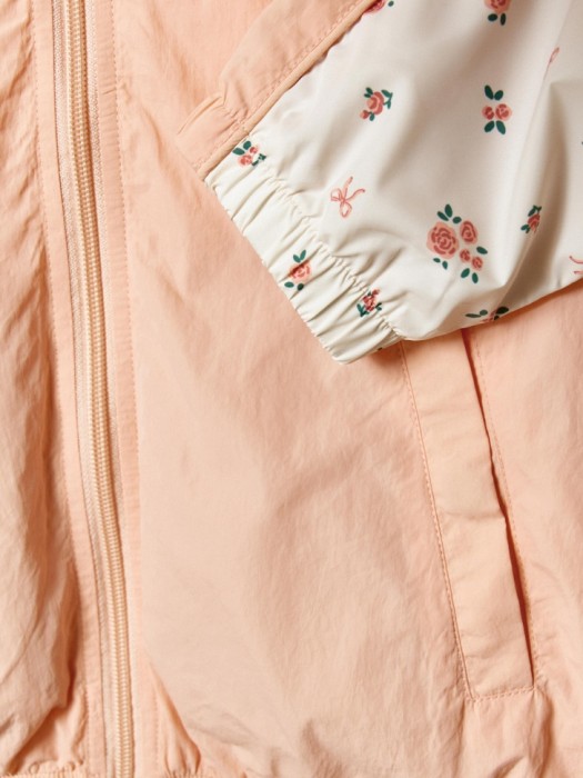 комбинированная ветровка с капюшоном для девочек из трикотажа спереди