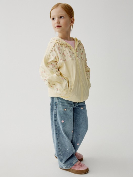 комбинированная ветровка с капюшоном для девочек от бренда sela вид слева