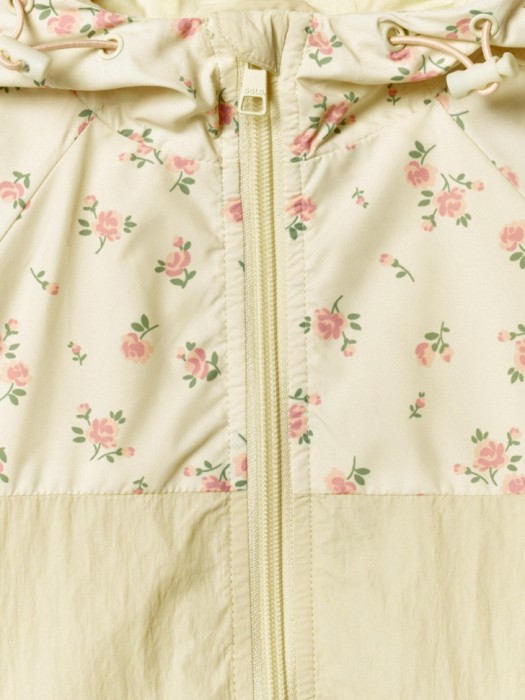 комбинированная ветровка с капюшоном для девочек из россии вид сбоку