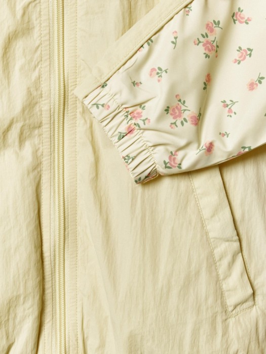 комбинированная ветровка с капюшоном для девочек из трикотажа спереди