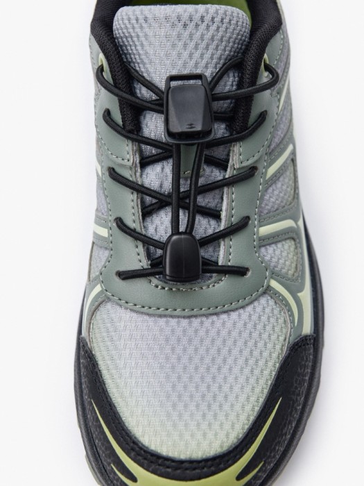 комбинированные кроссовки-хайкеры для мальчиков от бренда sela вид слева