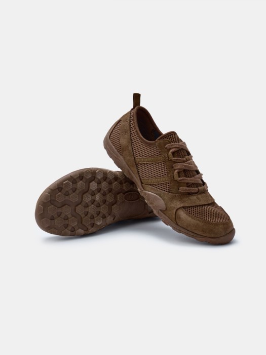 комбинированные кроссовки из натуральной замши и текстиля универсального стиля с лицевой стороны