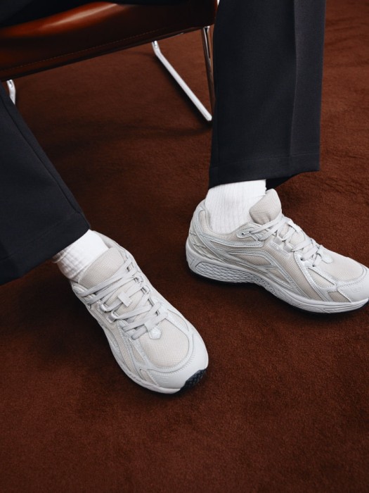 комбинированные кроссовки от бренда sela вид слева