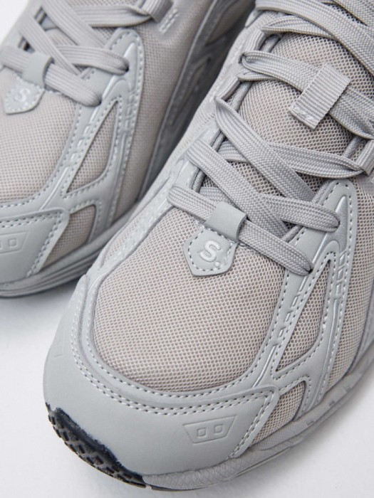 комбинированные кроссовки спортивного стиля с лицевой стороны