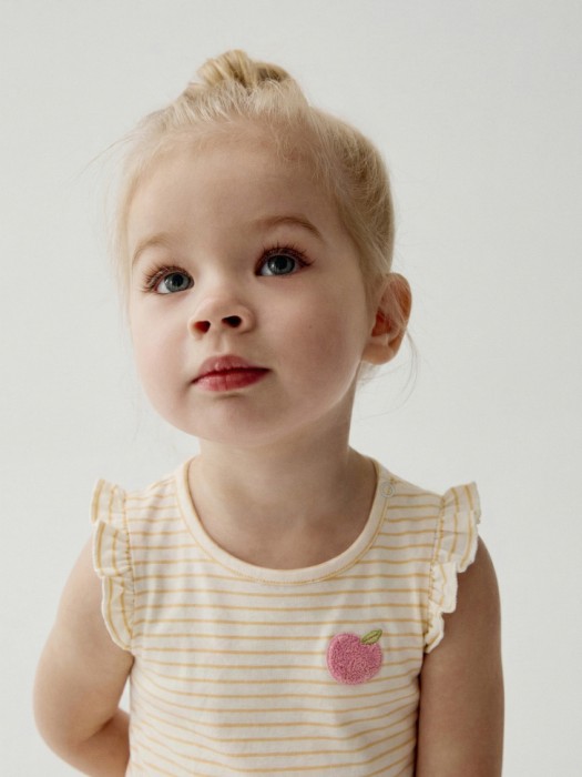 комплект из блузки и шорт для малышей от бренда sela вид слева