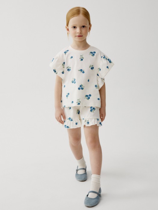 комплект из футболки и шорт для девочек от бренда sela вид слева