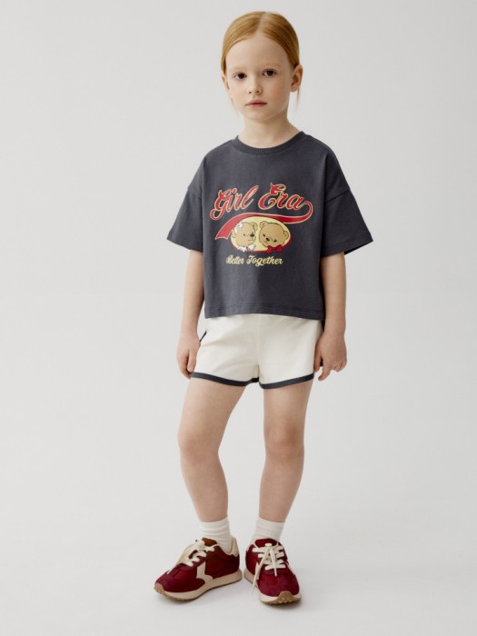 комплект из футболки и шорт для девочек от бренда sela вид слева