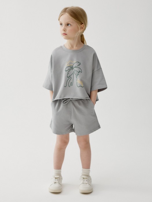 комплект из футболки и шорт для девочек от бренда sela вид слева