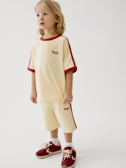 комплект из футболки и шорт для мальчиков от бренда sela вид слева